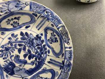 Cinq bols en porcelaine de Chine en bleu et blanc de type kraak, Wanli