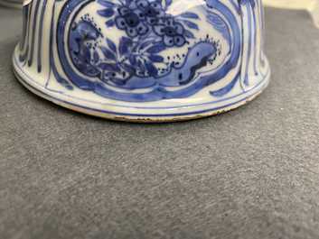 Cinq bols en porcelaine de Chine en bleu et blanc de type kraak, Wanli