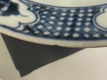 Twee grote Chinese blauw-witte Swatow schotels, Ming