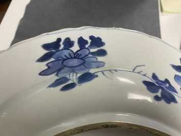 Six plats et assiettes en porcelaine de Chine en bleu et blanc, Kangxi et apr&egrave;s