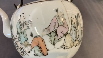 Deux th&eacute;i&egrave;res et une bo&icirc;te &agrave; quatre compartiments en porcelaine de Chine qianjiang cai, 19/20&egrave;me