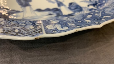 Une paire de plats de forme ovale en porcelaine de Chine en bleu et blanc &agrave; d&eacute;cor d'une sc&egrave;ne du 'Xi Xiang Ji', Qianlong