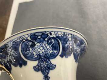 Une garniture de cinq vases en porcelaine de Chine en bleu et blanc &agrave; d&eacute;cor floral, Qianlong