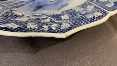 Een paar Chinese blauw-witte 'Xi Xiang Ji' ovale schotels, Qianlong