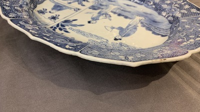 Une paire de plats de forme ovale en porcelaine de Chine en bleu et blanc &agrave; d&eacute;cor d'une sc&egrave;ne du 'Xi Xiang Ji', Qianlong