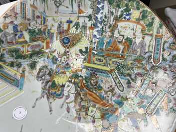 Un grand plat en porcelaine de Chine famille rose de Canton, 19&egrave;me