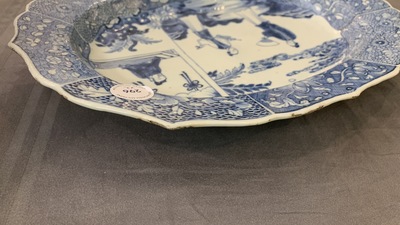 Une paire de plats de forme ovale en porcelaine de Chine en bleu et blanc &agrave; d&eacute;cor d'une sc&egrave;ne du 'Xi Xiang Ji', Qianlong