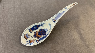 Cinq cuill&egrave;res en porcelaine de Chine doucai, 19/20&egrave;me