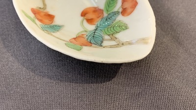 Cinq cuill&egrave;res en porcelaine de Chine famille rose et polychrome, marque et &eacute;poque de Jiaqing et de Daoguang