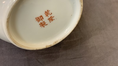 Un vase de forme double gourde en porcelaine de Chine &agrave; d&eacute;cor d'un berger de ch&egrave;vres, marque de Qianlong, R&eacute;publique