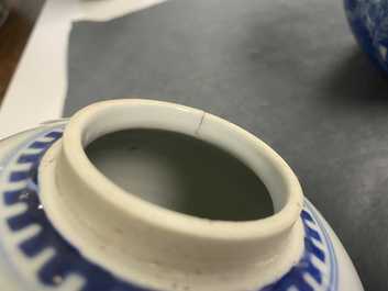 Une paire de pots couverts en porcelaine de Chine en bleu et blanc et une paire de vases famille rose, 19&egrave;me