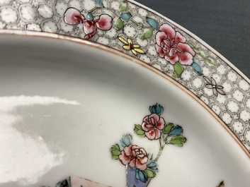 Une assiette en porcelaine de Chine famille rose &agrave; d&eacute;cor de figures dans un int&eacute;rieur, Yongzheng