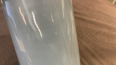 Un vase en porcelaine de Chine bleu de lavande monochrome, marque de Kangxi, 19&egrave;me