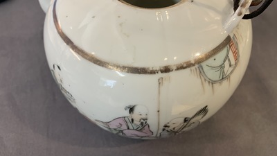 Deux th&eacute;i&egrave;res et une bo&icirc;te &agrave; quatre compartiments en porcelaine de Chine qianjiang cai, 19/20&egrave;me