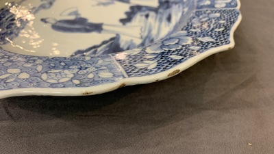 Une paire de plats de forme ovale en porcelaine de Chine en bleu et blanc &agrave; d&eacute;cor d'une sc&egrave;ne du 'Xi Xiang Ji', Qianlong