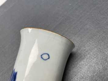 Un vase en porcelaine de Chine en bleu et blanc, &eacute;poque Transition