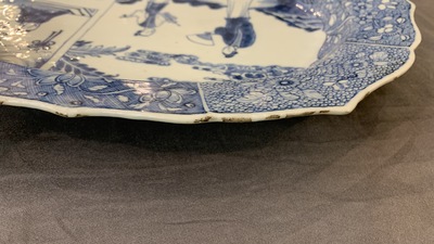 Une paire de plats de forme ovale en porcelaine de Chine en bleu et blanc &agrave; d&eacute;cor d'une sc&egrave;ne du 'Xi Xiang Ji', Qianlong