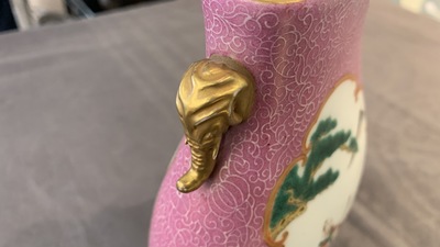 Un vase de forme 'hu' en porcelaine de Chine famille rose &agrave; fond rose, R&eacute;publique