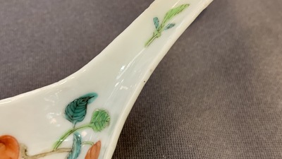 Cinq cuill&egrave;res en porcelaine de Chine famille rose et polychrome, marque et &eacute;poque de Jiaqing et de Daoguang