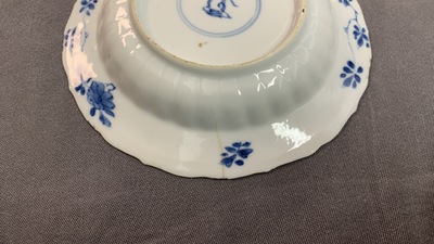 Zes Chinese blauw-witte koppen en schotels en elf miniatuurvaasjes, Kangxi