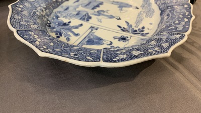 Une paire de plats de forme ovale en porcelaine de Chine en bleu et blanc &agrave; d&eacute;cor d'une sc&egrave;ne du 'Xi Xiang Ji', Qianlong