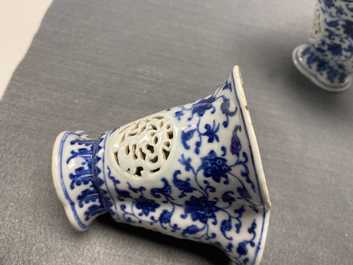 Een paar zeldzame Chinese blauw-witte drielobbige dubbelwandig opengewerkte libation cups, Qianlong