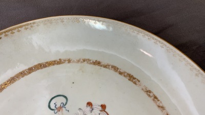 Une paire de plats en porcelaine de Chine armori&eacute;e aux armes de Ross of Balnagowan pour le march&eacute; &eacute;cossais, Qianlong