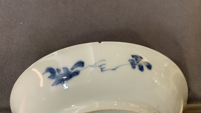 Six grandes tasses et cinq soucoupes en porcelaine de Chine en bleu et blanc, marque Yu, Kangxi