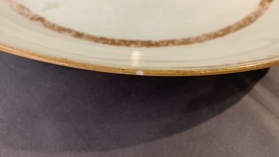 Une paire de plats en porcelaine de Chine armori&eacute;e aux armes de Ross of Balnagowan pour le march&eacute; &eacute;cossais, Qianlong