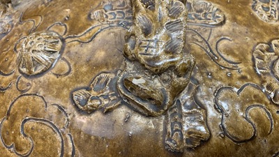 Une grande jarre de type martaban en gr&egrave;s &eacute;maill&eacute; brun &agrave; d&eacute;cor appliqu&eacute; de lions bouddhistes, Ming