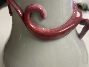 Un vase en porcelaine de Chine famille rose, marque de Yongzheng, 19/20&egrave;me