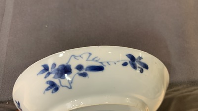 Six grandes tasses et cinq soucoupes en porcelaine de Chine en bleu et blanc, marque Yu, Kangxi