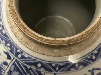 Une paire de grands pots couverts en porcelaine de Chine en bleu et blanc, Kangxi