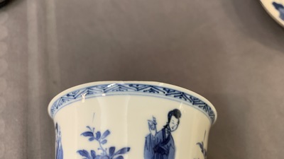 Six grandes tasses et cinq soucoupes en porcelaine de Chine en bleu et blanc, marque Yu, Kangxi