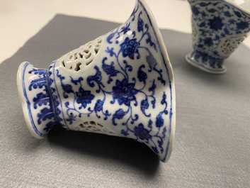 Een paar zeldzame Chinese blauw-witte drielobbige dubbelwandig opengewerkte libation cups, Qianlong