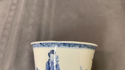 Six grandes tasses et cinq soucoupes en porcelaine de Chine en bleu et blanc, marque Yu, Kangxi