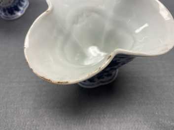 Een paar zeldzame Chinese blauw-witte drielobbige dubbelwandig opengewerkte libation cups, Qianlong