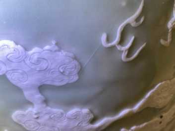 Een uitzonderlijk grote Chinese vaas met opgelegde draken op celadon fondkleur, 19e eeuw