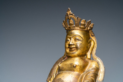 Een Chinese vergulde bronzen figuur van een zittende Boeddha, Ming