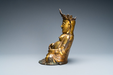 Une figure de Bouddha assis en bronze dor&eacute;, Chine, Ming