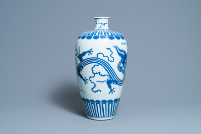Een Chinese blauw-witte 'meiping' vaas met een draak, Wanli merk, 19e eeuw