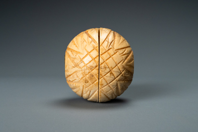 Une sph&egrave;re en ivoire sculpt&eacute; s&rsquo;ouvrant en triptyque repr&eacute;sentant 'L&rsquo;adoration des mages', France, 19&egrave;me