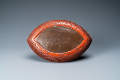 Une coupe de forme ovale pointue en laque &agrave; d&eacute;cor d'un paon, marque &agrave; trois caract&egrave;res, Chine, Qianlong