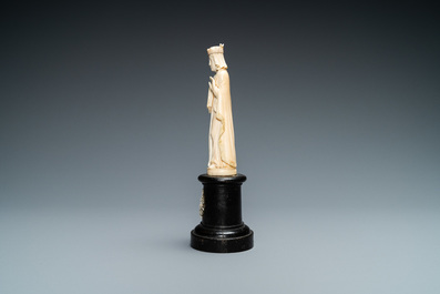 Een ivoren figuur van een vrouwelijke heilige met boek, 19e eeuw