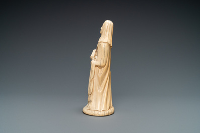 Une statue d'une sainte abesse en ivoire sculpt&eacute;, probablement Dieppe, France, 19&egrave;me