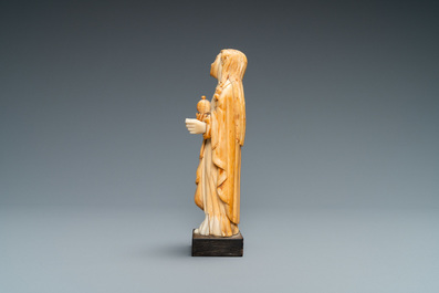 Une statue de Marie Madeleine au vase &agrave; onguent en ivoire sculpt&eacute;, indo-portugais, probablement Goa, 17/18&egrave;me