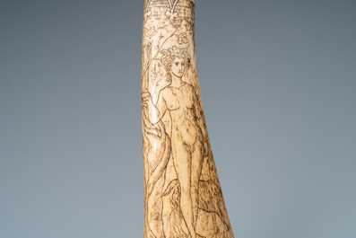 Une poire &agrave; poudre en bois de cerf grav&eacute; &agrave; d&eacute;cor mythologique, prob. Allemagne, 19&egrave;me