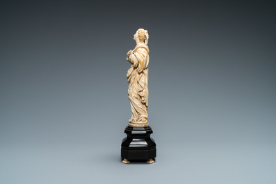 Een ivoren figuur van een Madonna op houten sokkel, Vlaanderen of Duitsland, 17e eeuw