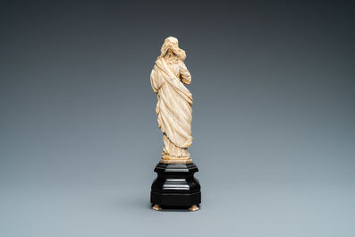 Une statue d'une Vierge en ivoire sur socle en bois, Flandres ou Allemagne, 17&egrave;me