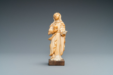 Une statue de Marie Madeleine au vase &agrave; onguent en ivoire sculpt&eacute;, indo-portugais, probablement Goa, 17/18&egrave;me